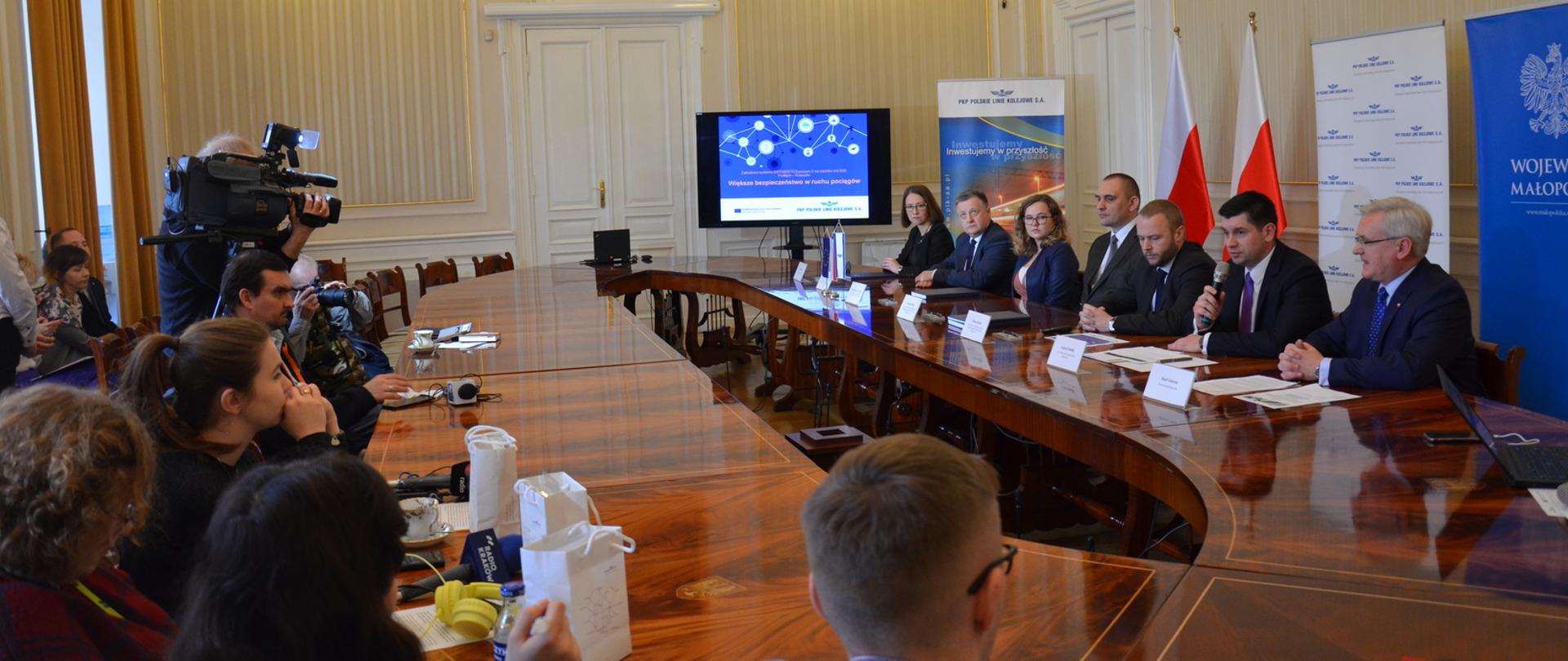 Dyrektor Łukasz Smółka podczas konferencji prasowej