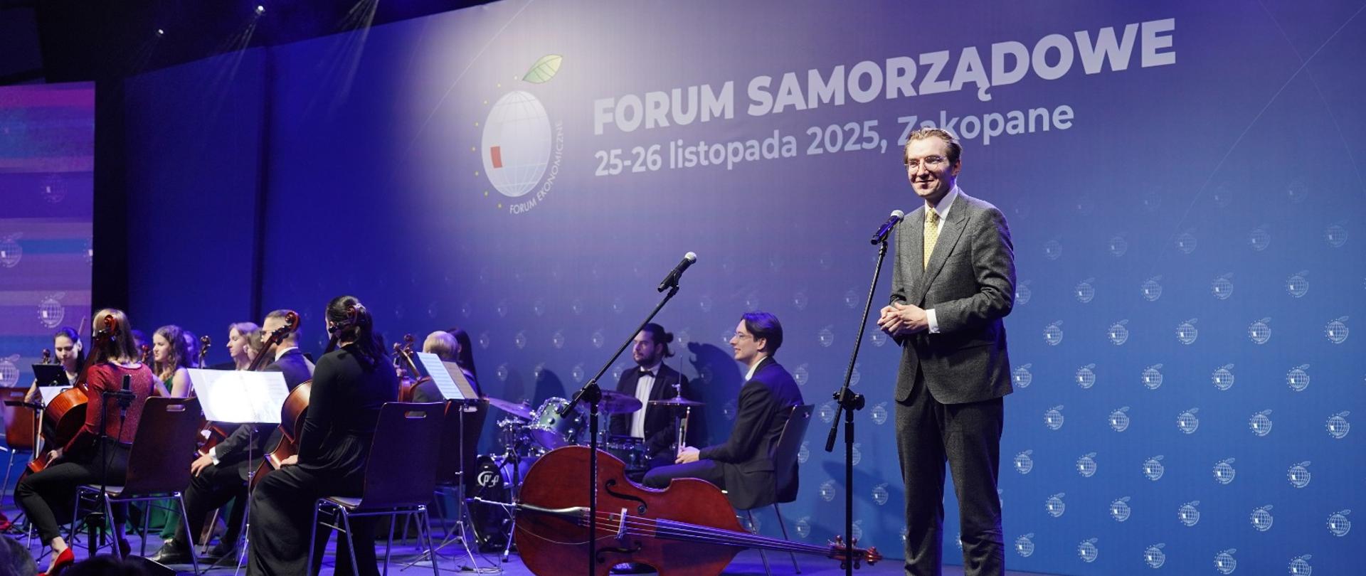 Na zdjęciu wiceminister funduszy i polityki regionalnej Jan Szyszko stoi na scenie podczas konferencji