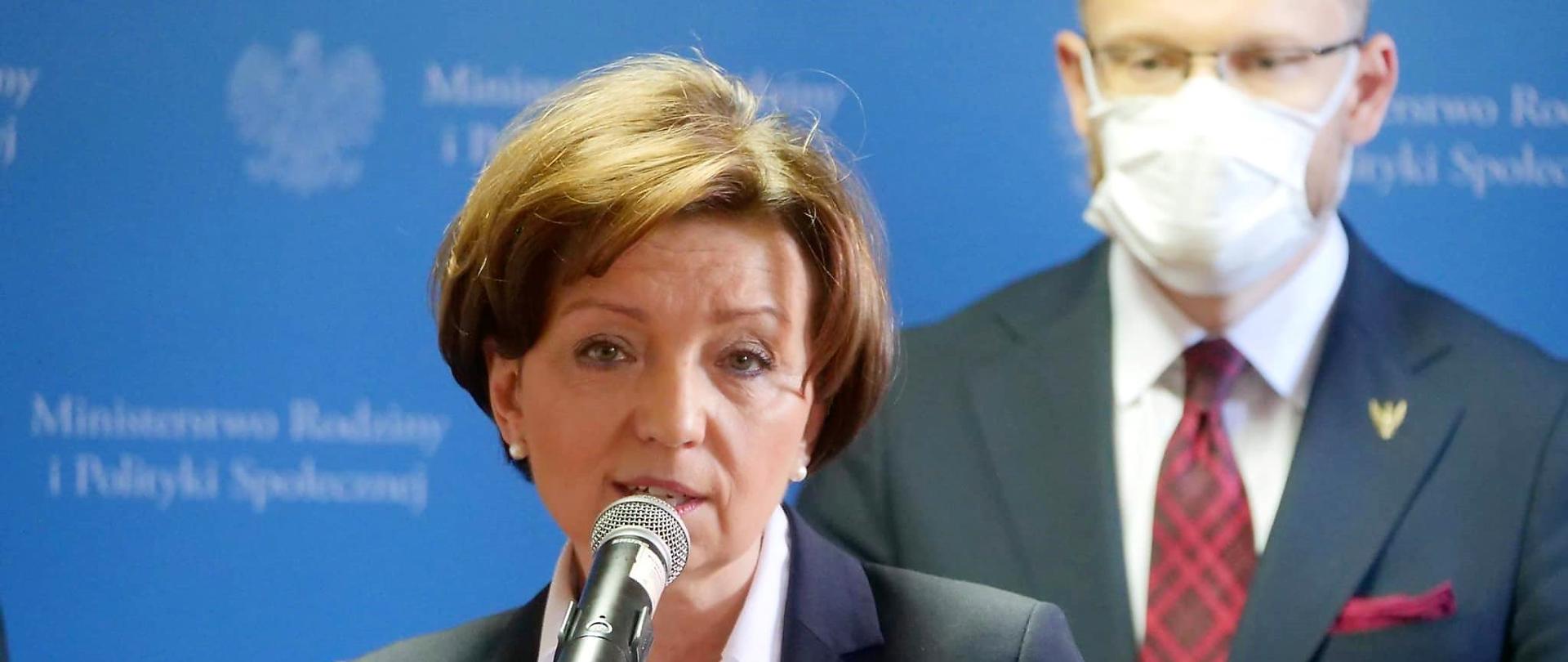 Minister Maląg podczas briefingu prasowego w Cedyni