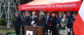 Zgromadzeni goście i kadra kierownicza komendy na czele ze st.bryg. Danielem Dryniakiem Z-cą Podkarpackiego Komendanta Wojewódzkiego PSP oraz Kazimierzem Moskalem Posłem Na Sejm RP