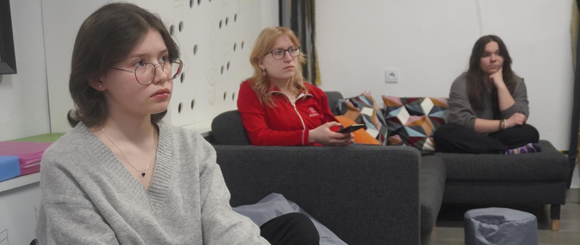 Wychowanki siedzą ma kanapie i czekają na start quizu