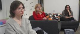 Wychowanki siedzą ma kanapie i czekają na start quizu