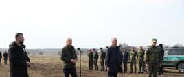 Premier Donald Tusk, Wicepremier, Minister Obrony Narodowej Władysław Kosiniakiem-Kamysz, Minister Spraw Wewnętrznych i Administracji, Koordynator Służb Specjalnych Tomasz Siemoniak i Komendant Główny Straży Granicznej gen. Robert Bagan podczas konferencji prasowej na granicy polsko-białoruskiej.
