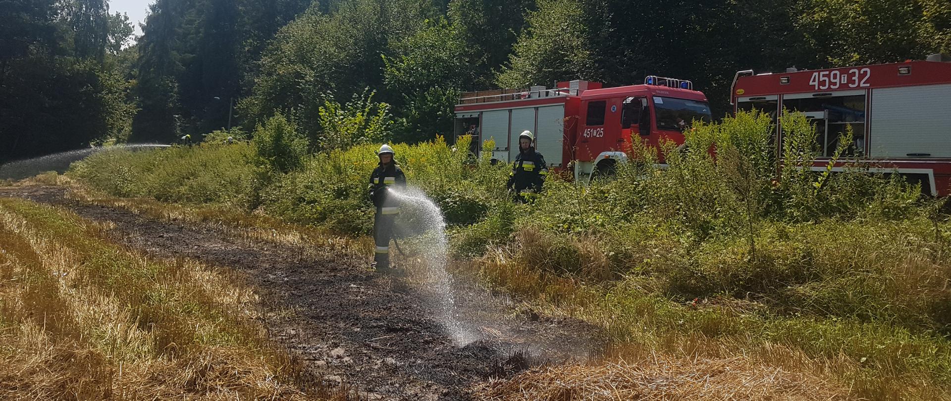 Pożar słomy po kombajnie w miejscowości Okół