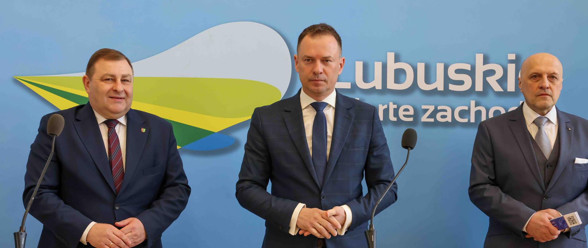 Konferencja prasowa Piotra Borysa w Zielonej Górze w tle logo województwa lubskiego