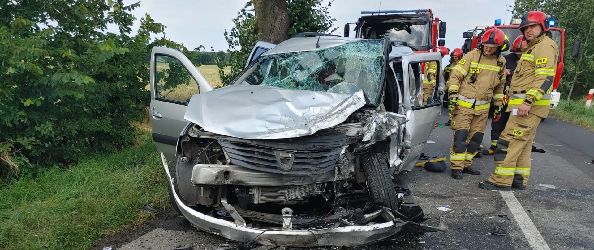 Zderzenie czołowe dwóch samochodów osobowych na DW458