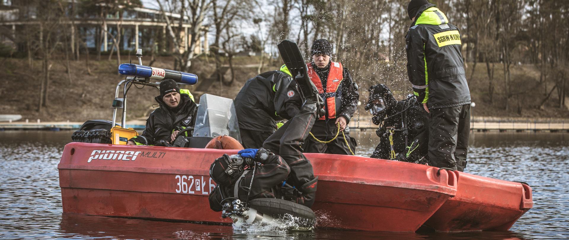 Nurek wchodzi do wody z burty