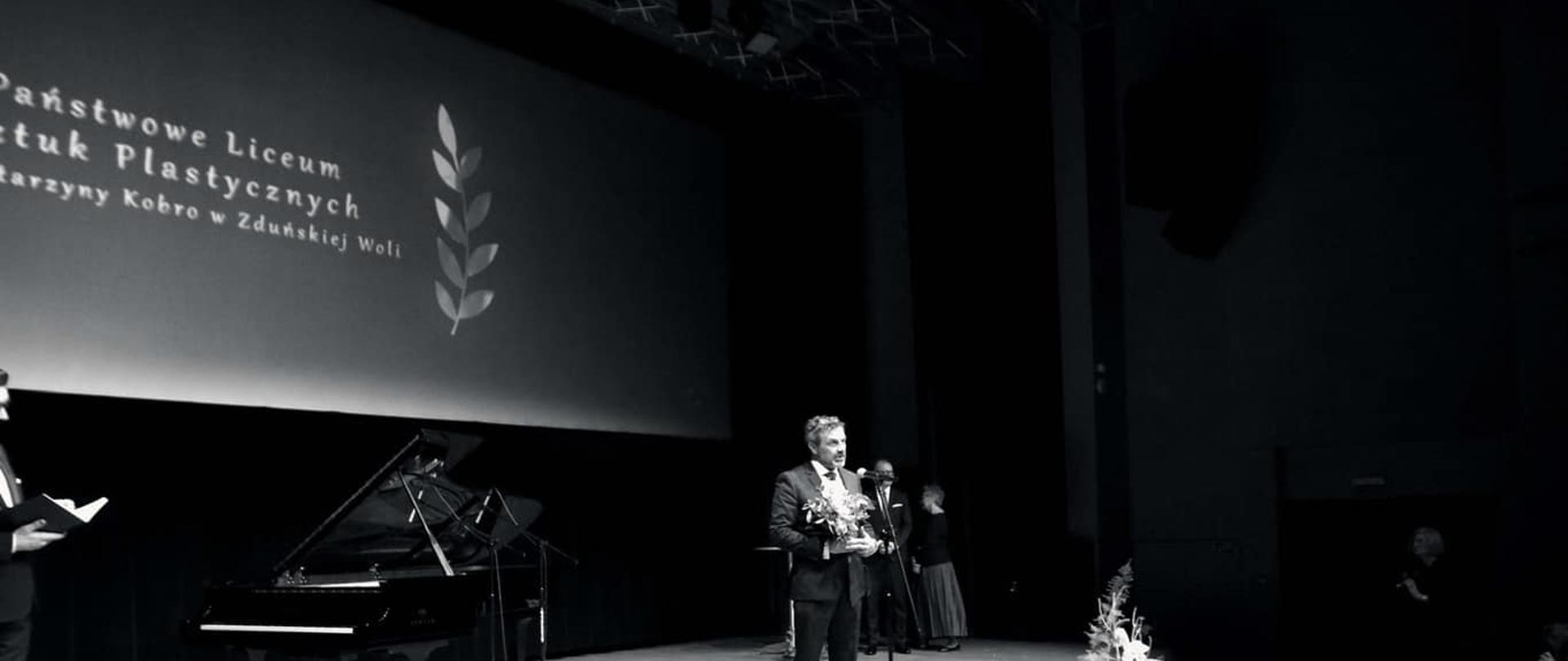 Na zdjęciu dyrektor PLSP po otrzymaniu Lauru Kultury