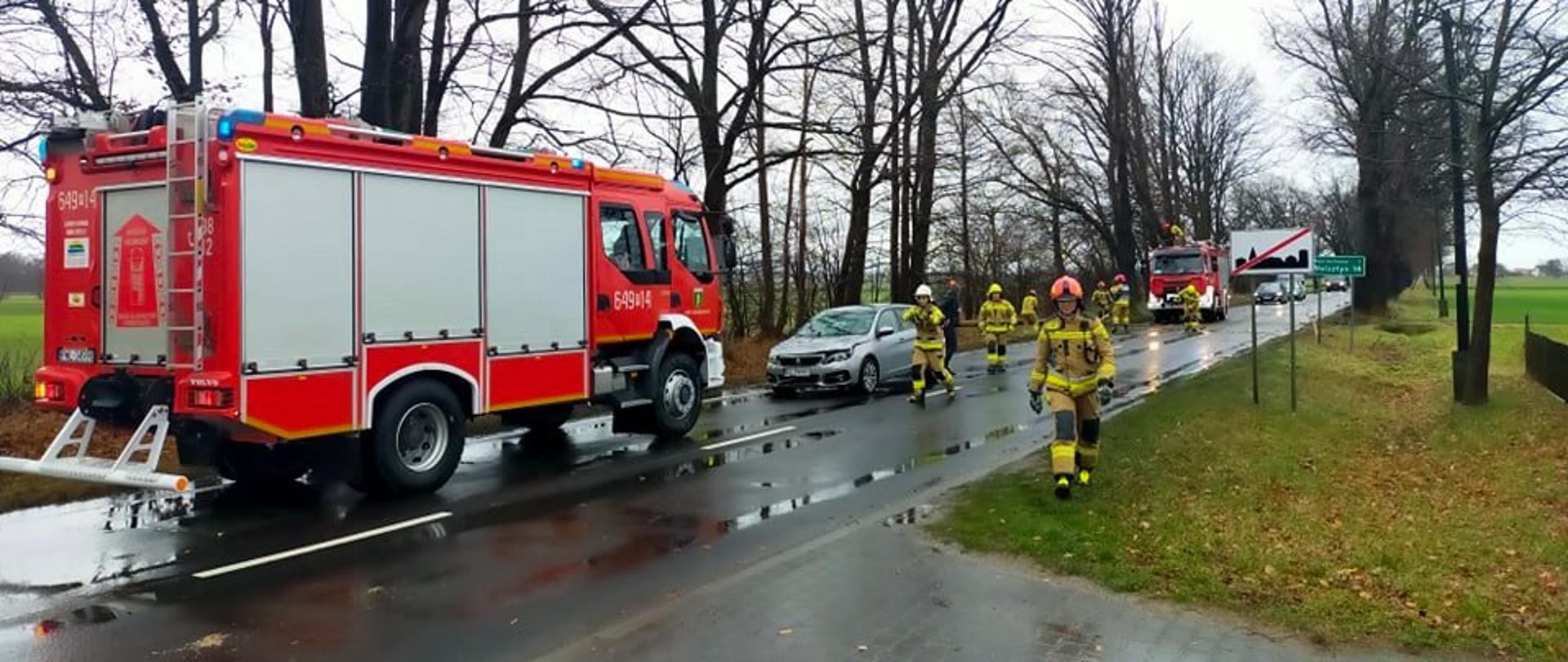 DROGA, WÓZ STRAŻACKI, SAMOCHÓD OSOBOWY, STRAŻAK