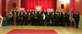 Zdjęcie przedstawia funkcjonariuszy straży pożarnej na uroczystej zbiórce w związku z przejściem na zaopatrzenie emerytalne.