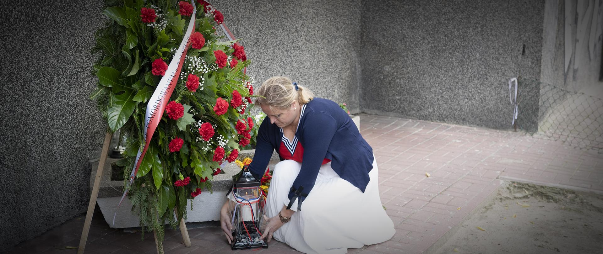 Pracownica WSSE w Warszawie kładzie znicz przy wieńcu w hołdzie pomordowanym 12 sierpnia 1944 r. pracownikom Miejskiego Instytutu Higieny.