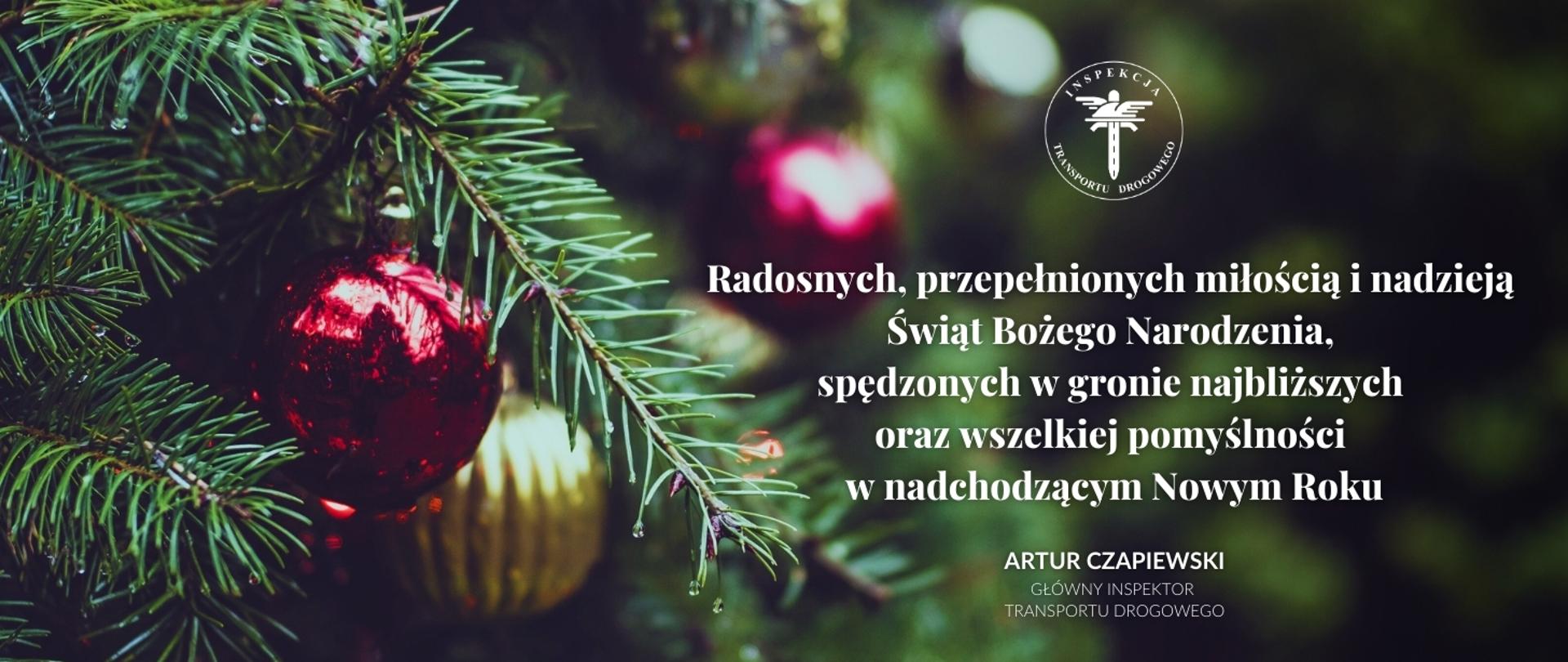 Świąteczna grafika z gałązką choinki oraz bombką czerwoną i złotą, z logotypem Inspekcji Transportu Drogowego i treścią: Radosnych, przepełnionych miłością i nadzieją Świąt Bożego Narodzenia, spędzonych w gronie najbliższych oraz wszelkiej pomyślności w nadchodzącym Nowym Roku życzy Główny Inspektor Transportu Drogowego Artur Czapiewski 