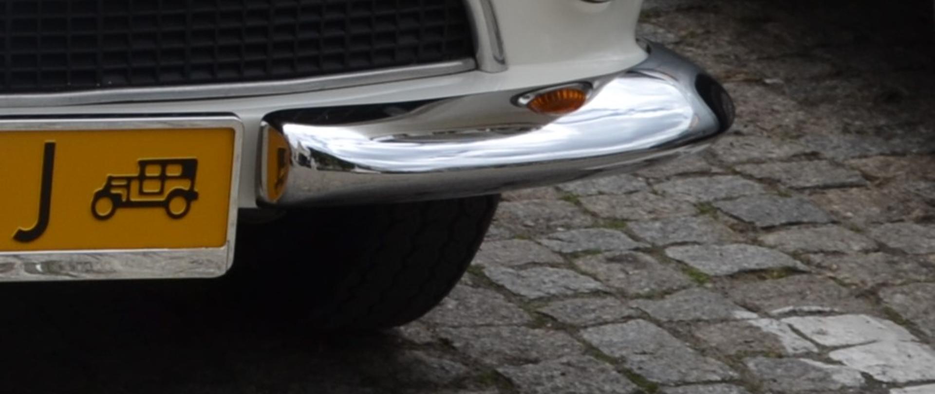 widoczny fragment żółtej tablicy rejestracyjnej oznaczającej zabytkowe auto