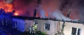 Pożar budynku mieszkalnego w Człuchowie przy ul. Słowackiego. Działania gaśnicze prowadzone z zewnątrz. 