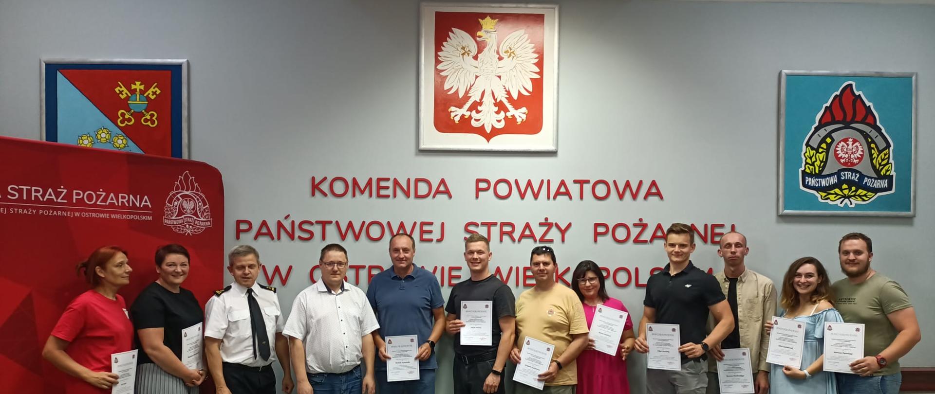 podsumowanie obozu, funkcjonariusze i osoby odpowiedzialne za organizacje obozu w tle herb państwowo i logo PSP