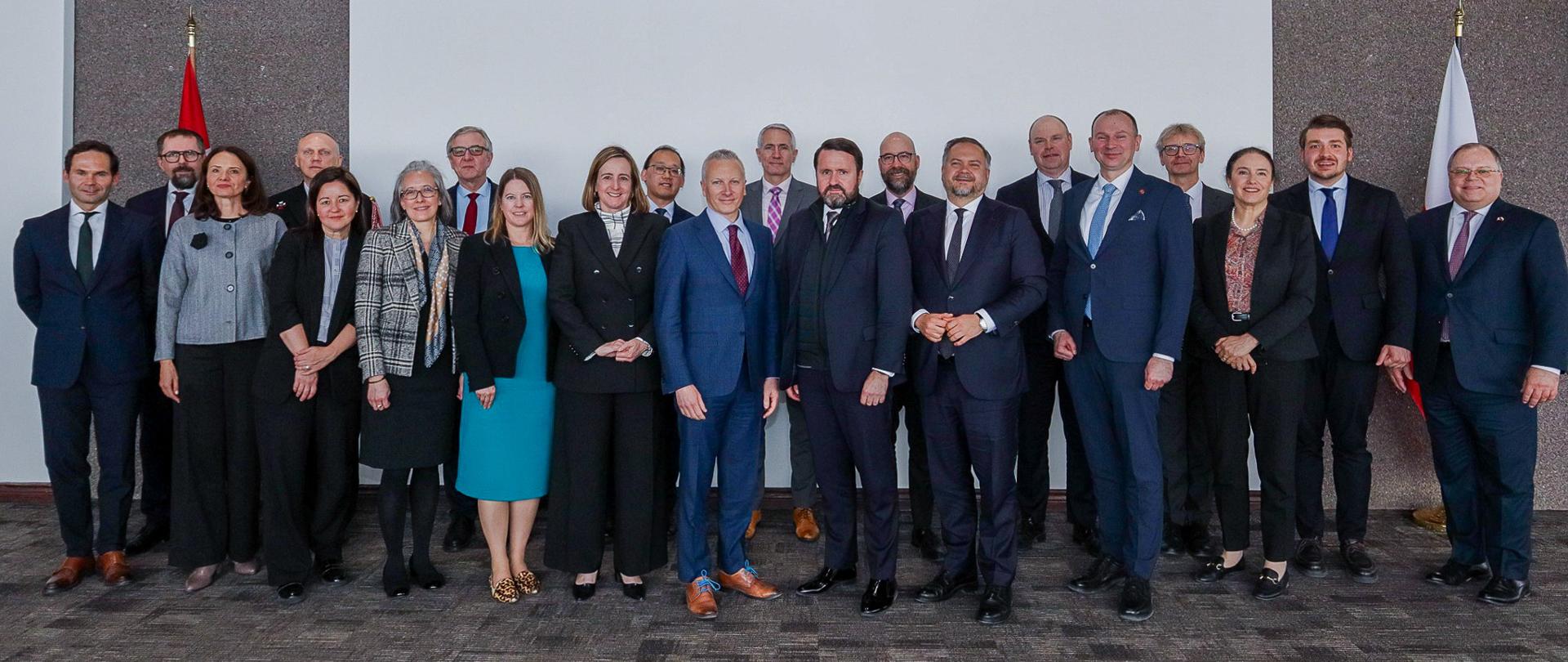 21 kwietnia br. w Ottawie odbyło się pierwsze posiedzenie Polsko-Kanadyjskiej Grupy Sterującej Wysokiego Szczebla (1st Canada-Poland High Level Steering Group, HLSG) z udziałem przedstawicieli MON i Dowództwa Komponentu Wojsk Obrony Cyberprzestrzeni. Celem Grupy powstałej na mocy wspólnego oświadczenia premierów obu krajów ws. pogłębienia polsko-kanadyjskiego partnerstwa strategicznego z sierpnia 2025, jest nadzór nad osiąganiem wspólnie ustalonych celów współpracy.