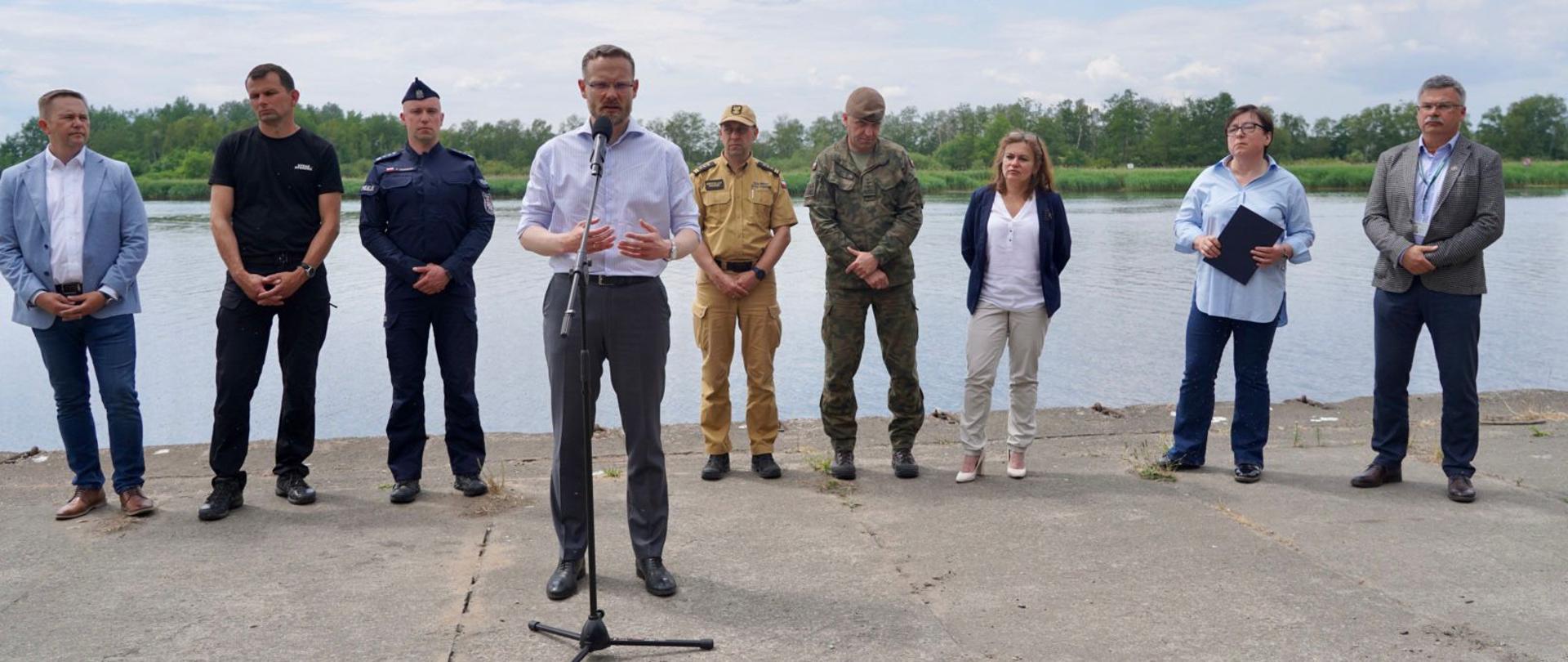 Wojewoda Zachodniopomorski Zbigniew Bogucki podczas briefingu nad Odrą