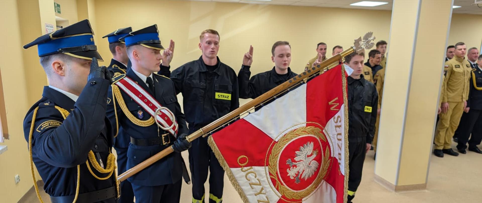 Ślubowanie nowych funkcjonariuszy PSP w Myślenicach