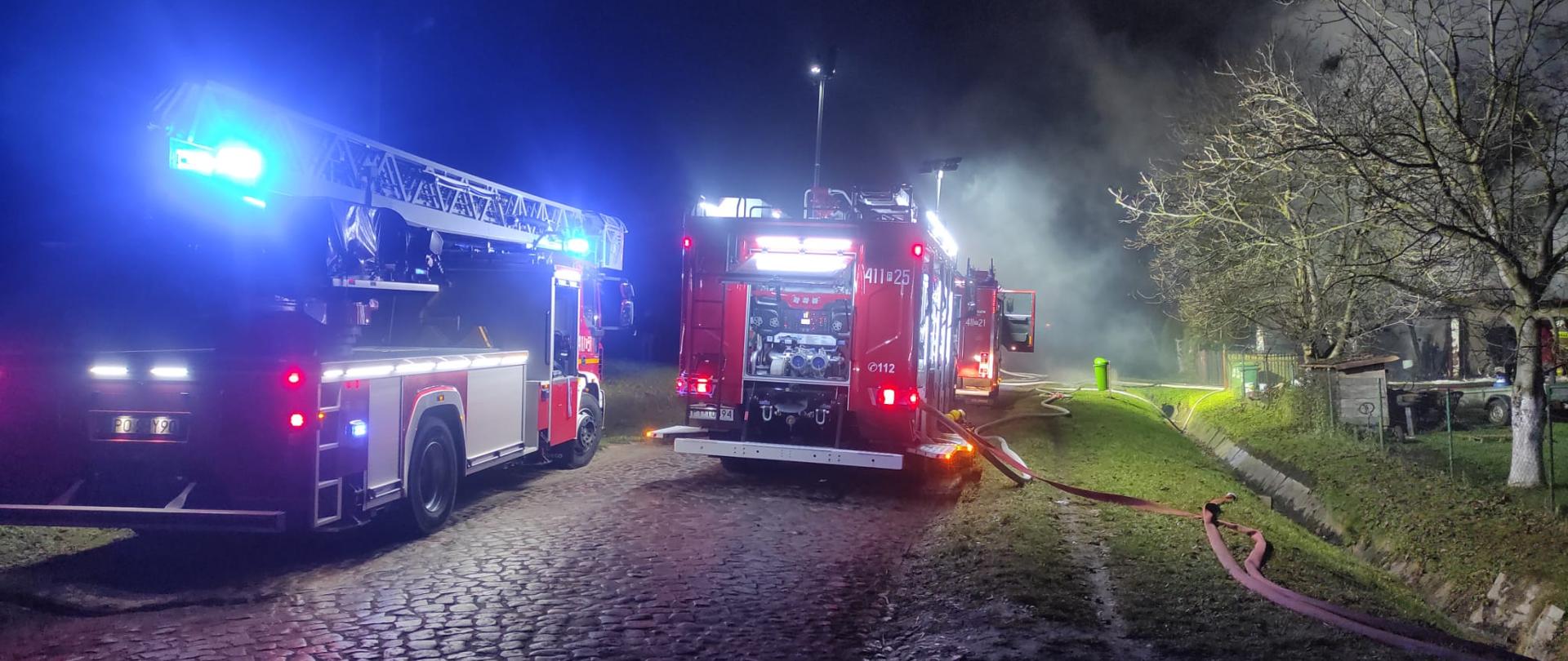 Oświetlony samochody pożarnicze