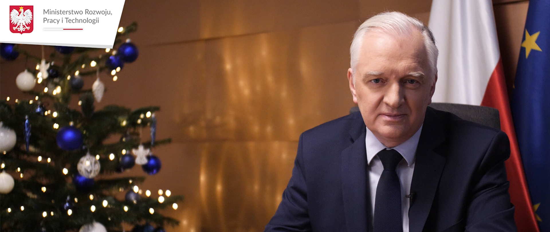 Na pierwszy planie wicepremier, minister rozwoju, pracy i technologii Jarosław Gowin, w tle po lewej stronie choinka