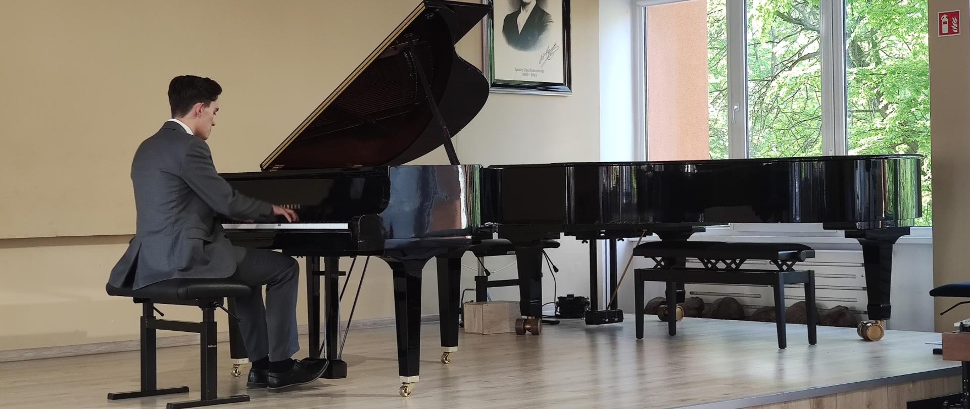 grający pianista