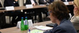 Uczestniczka spotkania w sprawie odbudowy zasobów wód powierzchniowych oraz podziemnych w rejonie Powidzkiego Parku Krajobrazowego.