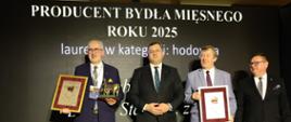 Stefan Krajewski - Minister Rolnictwa i Rozwoju Wsi , Jan Szopiński - Zastępca Dyrektora Generalnego KOWR oraz Wojciech Legawiec - Prezes ARiMR wraz z laureatem konkursu „Producent Bydła Mięsnego Roku 2025”