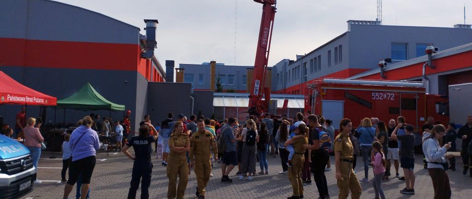 Zdjęcie przedstawia uczestników podczas dnia otwartego w Komedzie Powiatowej PSP w Wejherowie.
