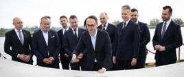 Minister infrastruktury Dariusz Klimczak oraz wiceminister infrastruktury Arkadiusz Marchewka podczas podpisania umowy na realizację odcinka drogi ekspresowej S6 Police - Goleniów