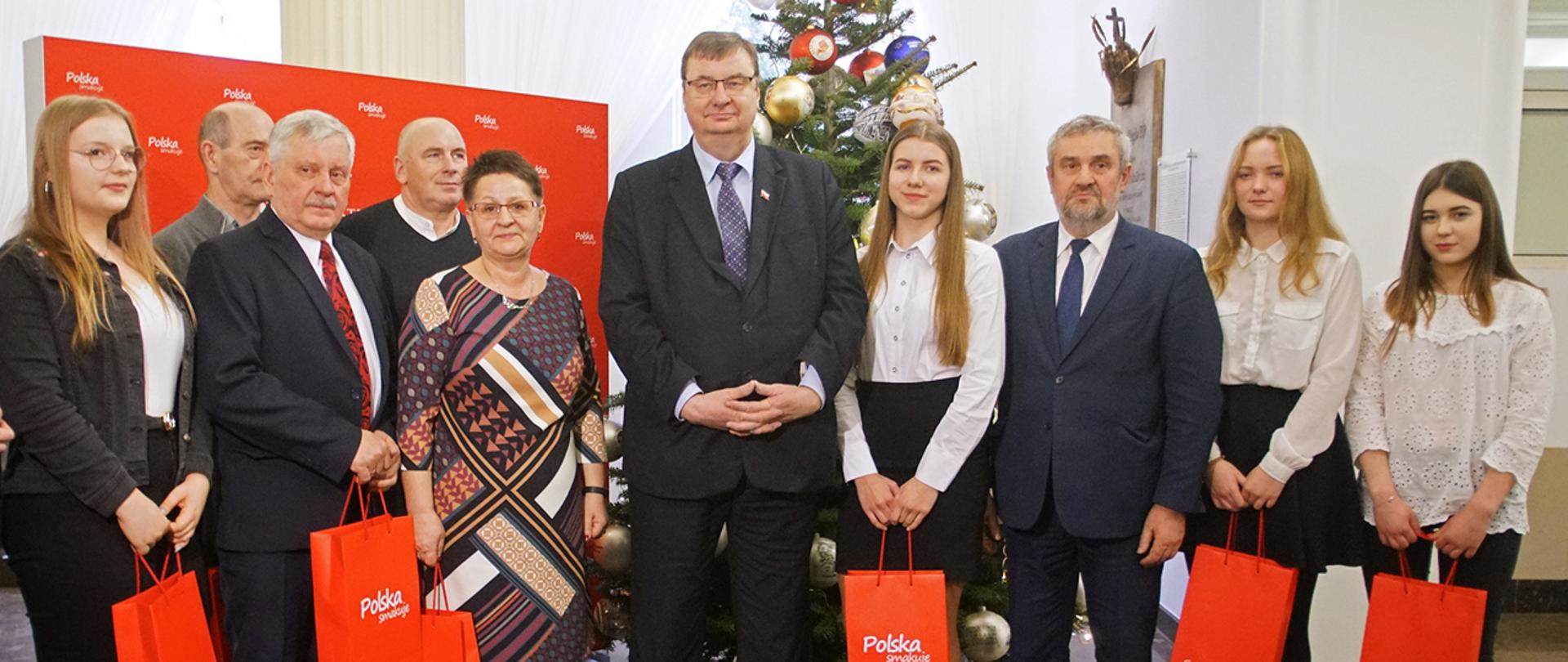 Dekorowanie choinki bombkami