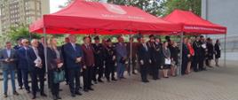 Zdjęcie przedstawia gości stojących pod namiotami przed budynkiem komendy podczas uroczystości obchodów Dnia Strażaka. 
