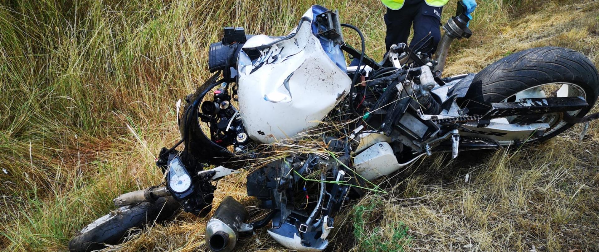 Uszkodzony motocykl leży w rowie
