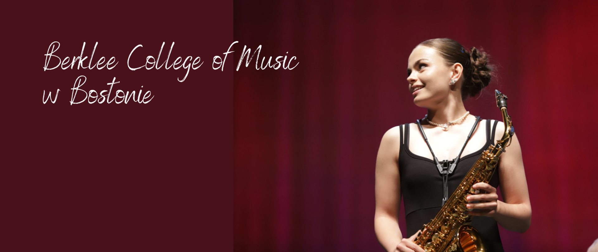 Baner promocyjny na bordowym tle z napisem "Berklee College of Music w Bostonie" po lewej stronie, wykonanym białą, odręczną czcionką. Po prawej stronie znajduje się zdjęcie młodej kobiety w czarnej sukience, trzymającej saksofon. Ma upięte włosy i patrzy w bok. Tło ma elegancki, teatralny charakter z ciemnoczerwonymi zasłonami.