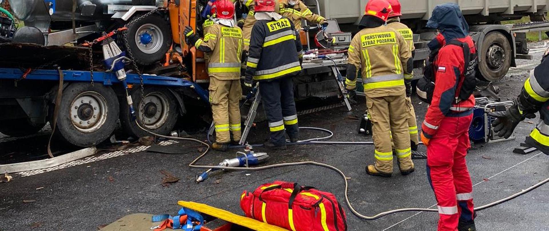 Działania ratownicze strażaków przy wypadku