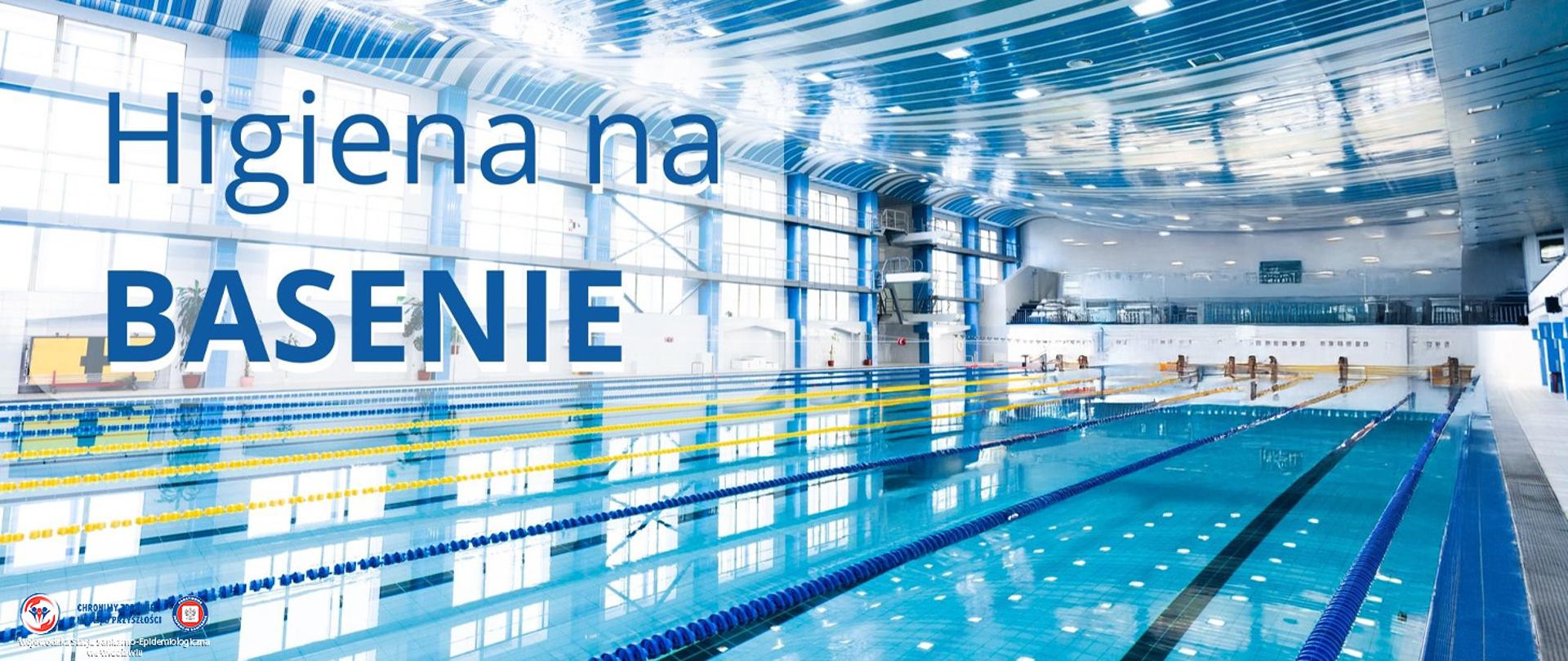 Basen kryty podzielony na tory pływackie