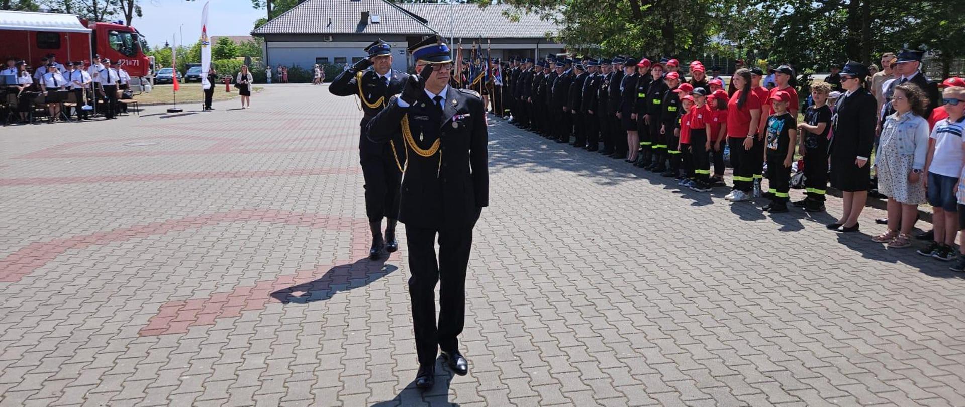 Powiatowe Obchody Dnia Strażaka w Grajewie 2024 - mł. bryg. Łukasz Chankowski dokonuje przeglądu pododdziałów