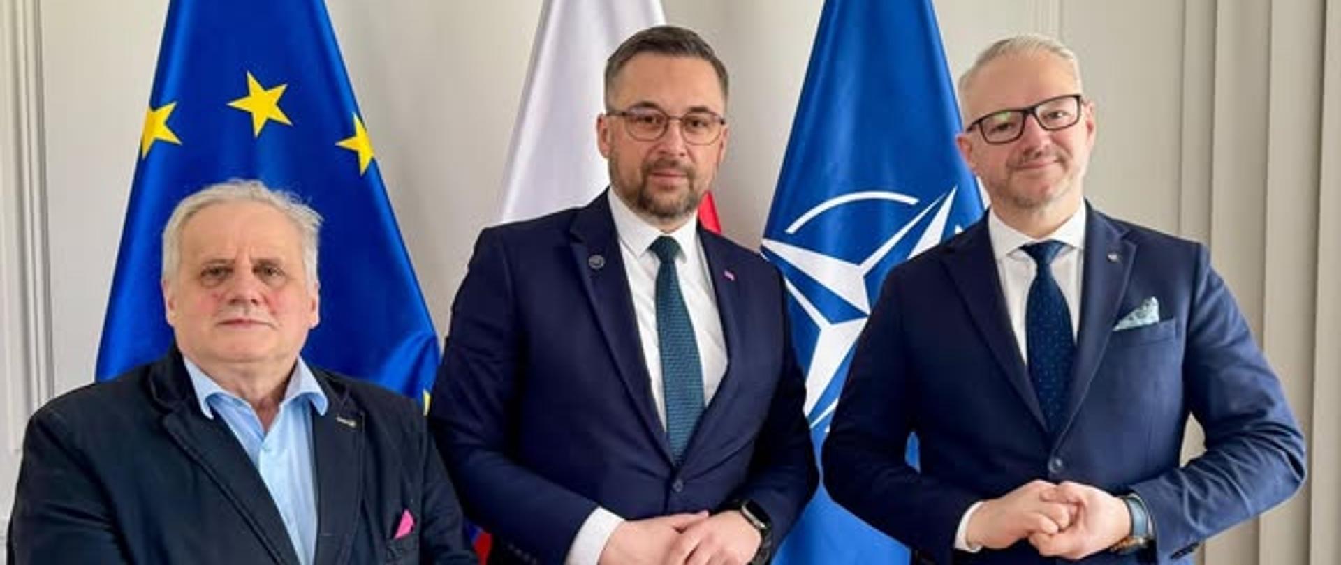 Trzej mężczyzn, od lewej: wicewojewoda, minister oraz wojewoda, stoją obok siebie pozując do zdjęcia