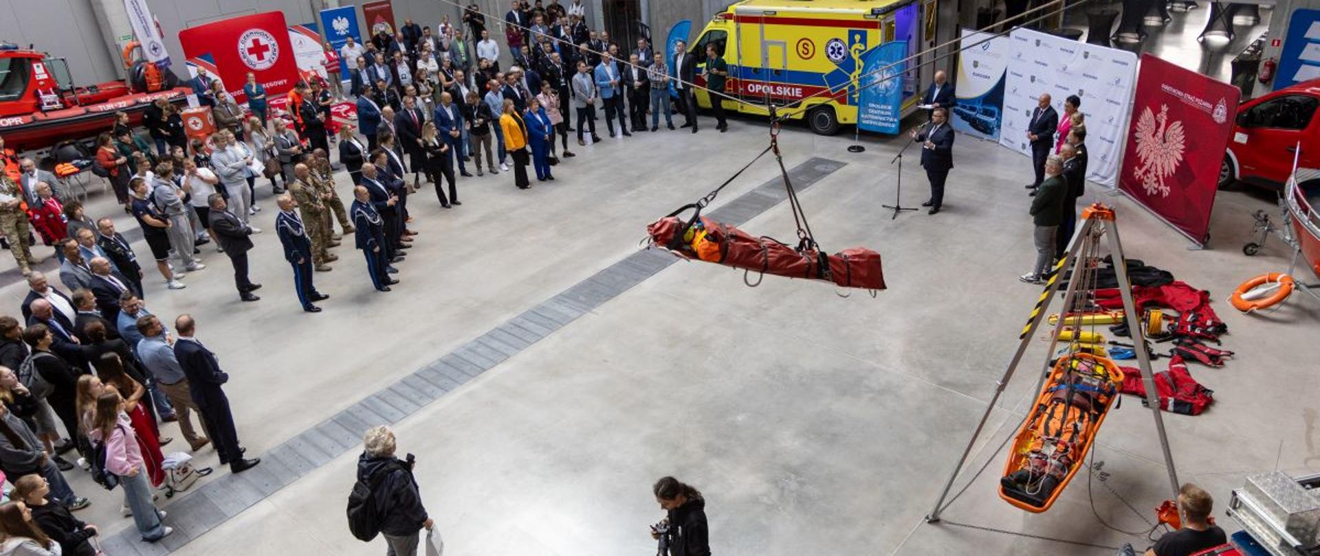 Uczestnicy i prelegenci podczas Regionalnego Kongresu Bezpieczeństwa Województwa Opolskiego, który odbył się 11 września 2025 roku w Centrum Wystawienniczo-Kongresowym w Opolu. W CWK zbudowane stanowiska informacyjno-edukacyjne służb ratowniczych i podmiotów ratowniczych. Rozpoczęcie kongresu.