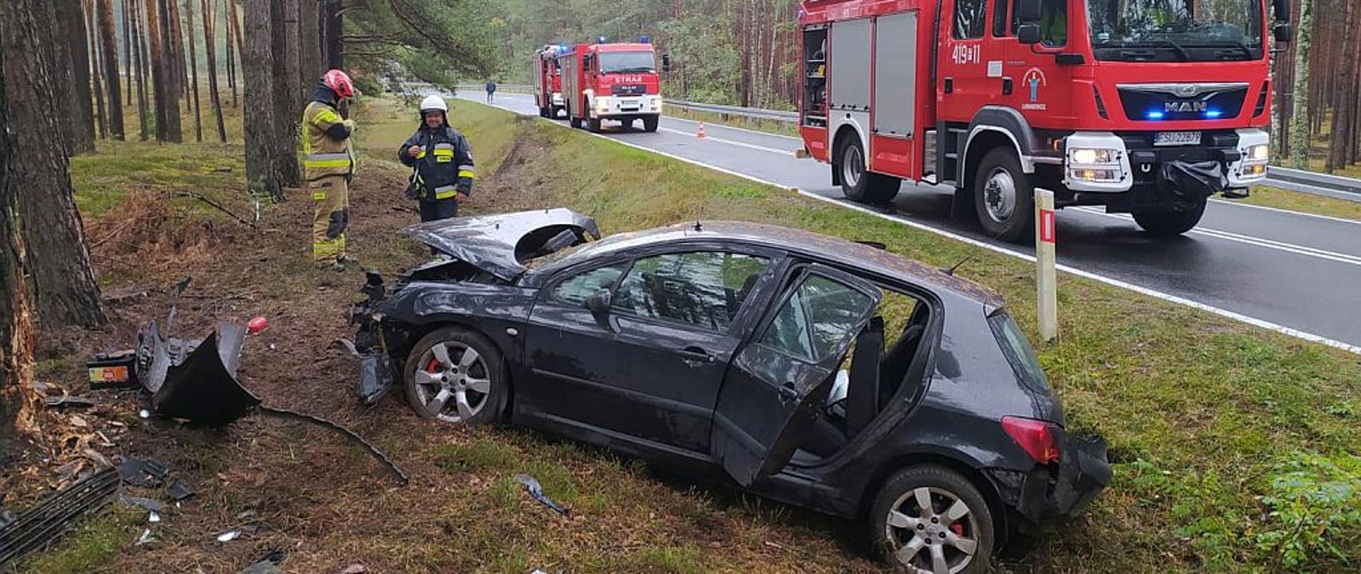 Na zdjęciu znajduje się rozbity samochód.