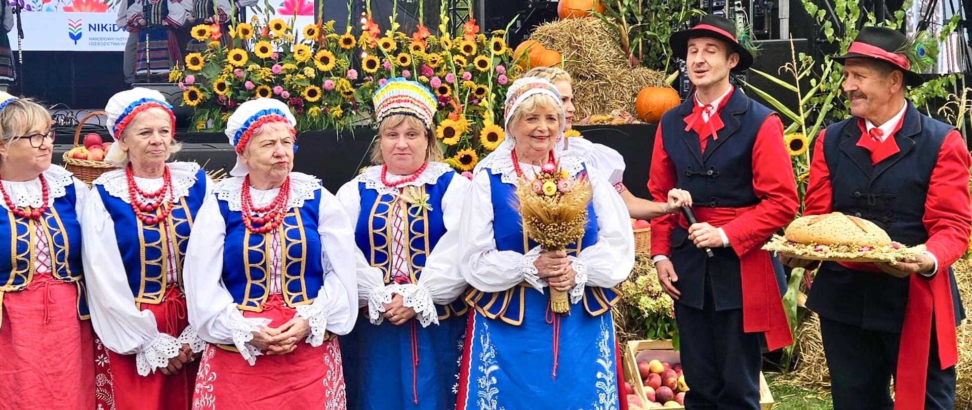 kobiety i mężczyźni w strojach ludowych