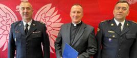 Przekazanie dekretu mianowania Kapelana Strażaków KP PSP w Obornikach