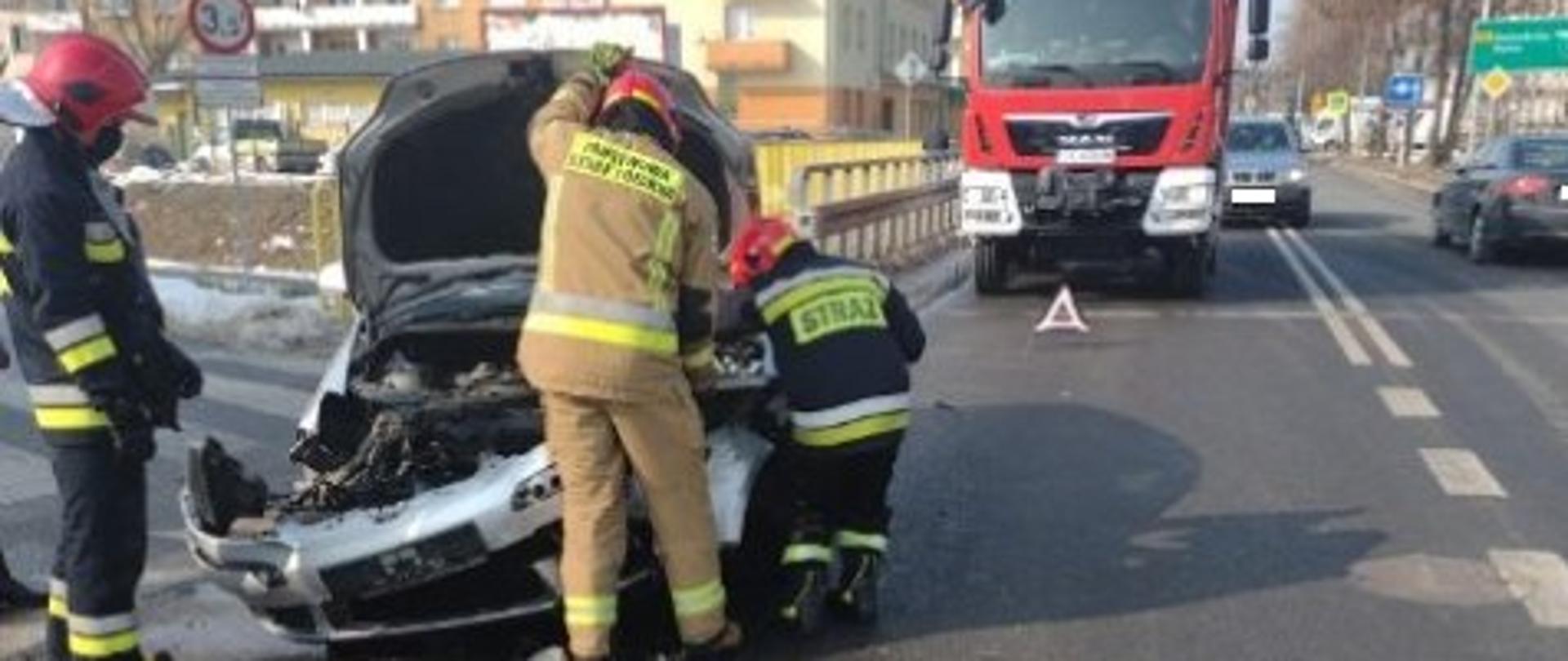 Rozbite auto przy ul. Sandomierskiej w Ostrowcu Św.