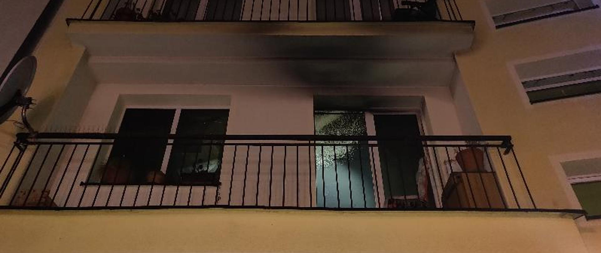 Pożar mieszkania w budynku wielorodzinnym Rynek - Nysa.