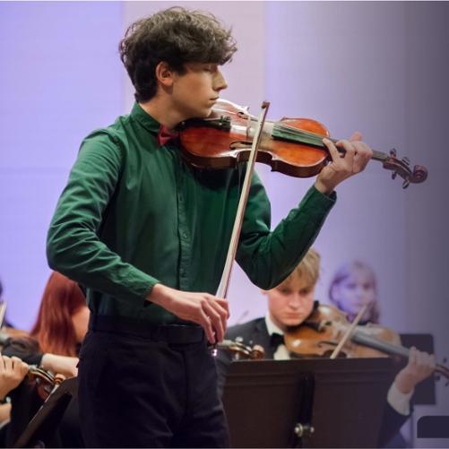 Zdjęcie przedstawia uczestników i publiczność Koncertu