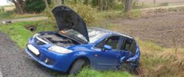 Zdjęcie przedstawia rozbity samochód osobowy marki Mazda Premacy