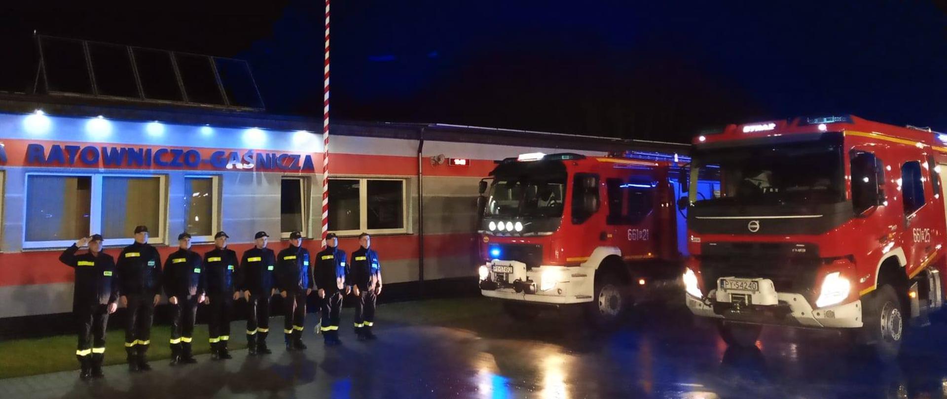 Zbiórka strażaków przed jednostką 