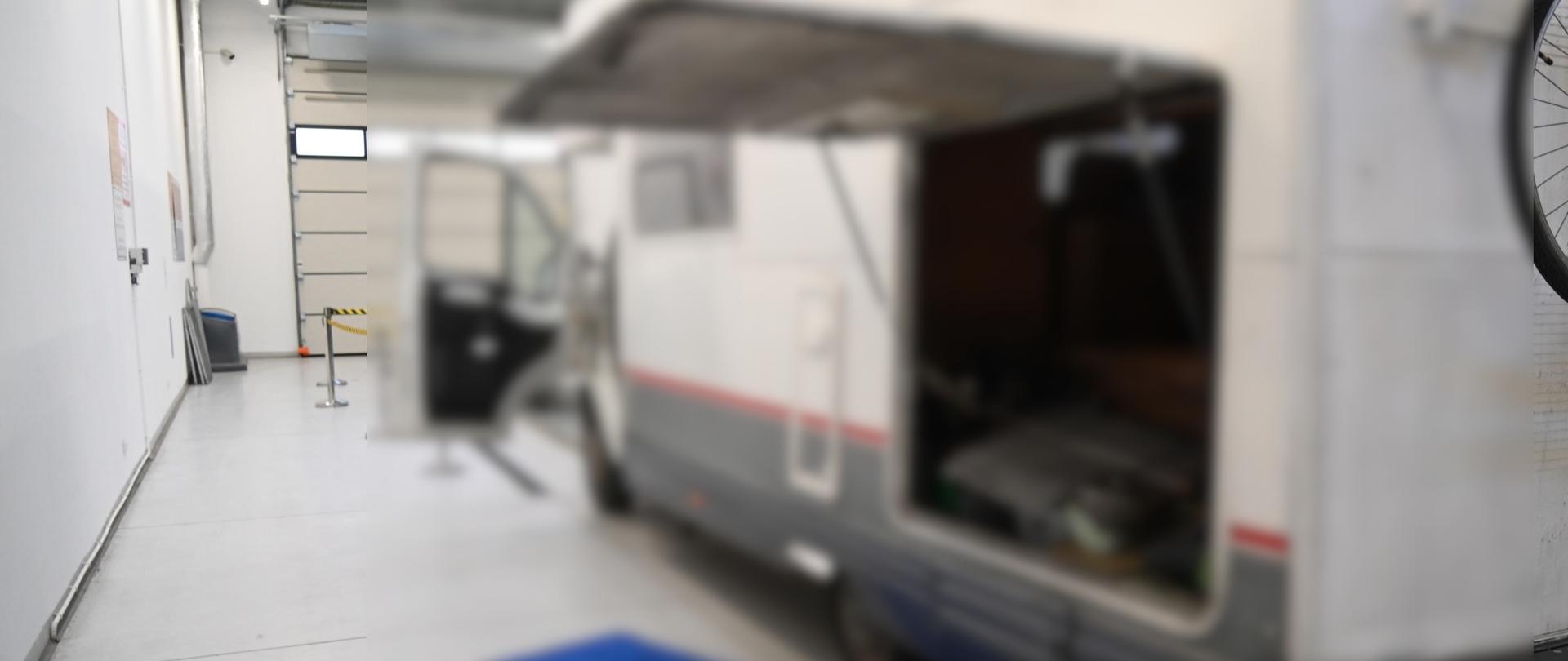 kamper z otwartymi drzwiami i przestrzenią bagażową