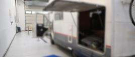 kamper z otwartymi drzwiami i przestrzenią bagażową