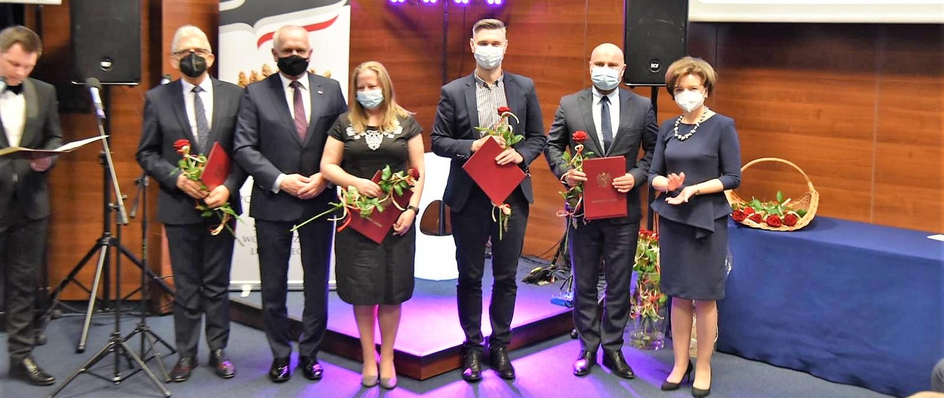 Wspólne zdjęcie wojewody i minister z laureatami