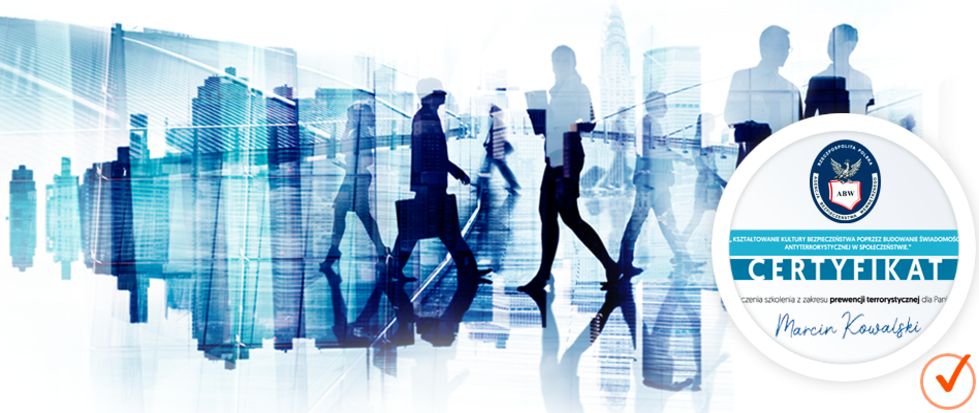 kobiety i mężczyźni idący po chodniku na tle miasta 